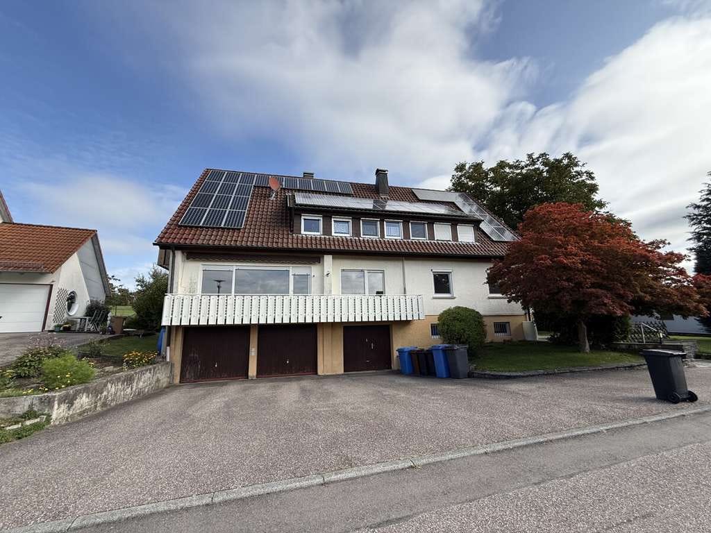 Immobilie in Wüstenrot - Zweifamilienwohnhaus mit 3 Garagen in einem Teilort von Wüstenrot - Bild 0
