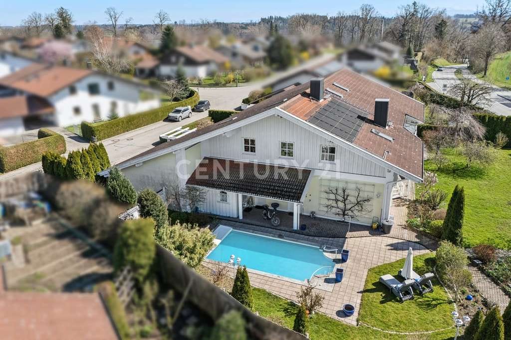 Immobilie in Engelsberg - Exklusives Landhausanwesen mit Galerie, Pool, Wellness und Weinkeller auf großem Grundstück - Bild 2