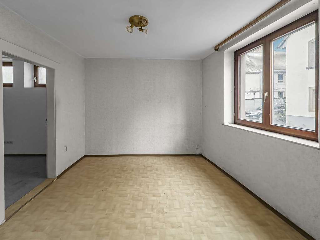Immobilie in Siebeldingen - Einfamilienhaus im Ortskern von Siebeldingen mit kleiner Loggia und Blick auf die Queich - Bild 4