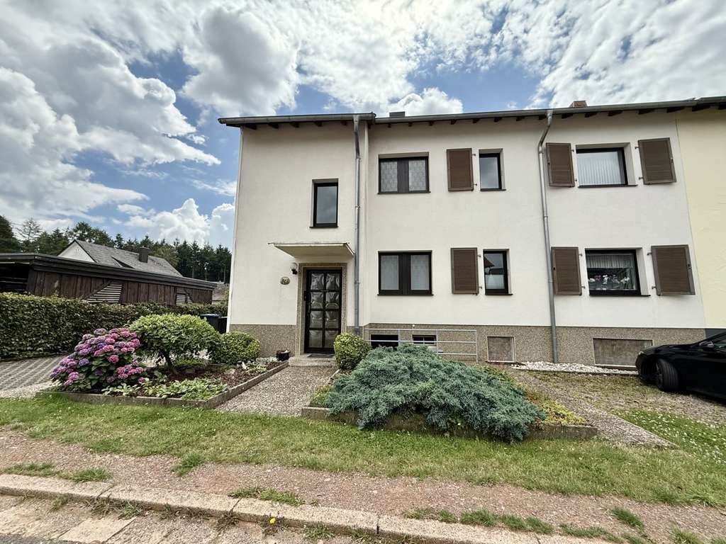 Immobilie in Losheim am See - Schönes Ein- Zweifamilienhaus mit Garten u. Garage in ruhiger Lage von Losheim am See-Britten - Bild 1