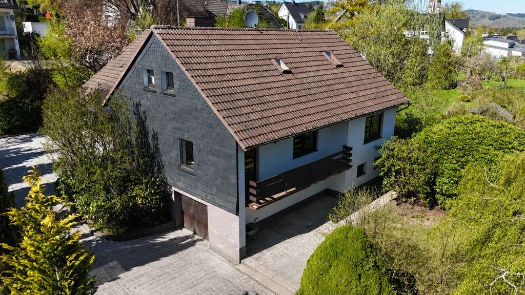 Immobilie in Kirchhundem - Viel Platz für Ihre Ideen - Einfamilienhaus mit großem Garten - Bild 2