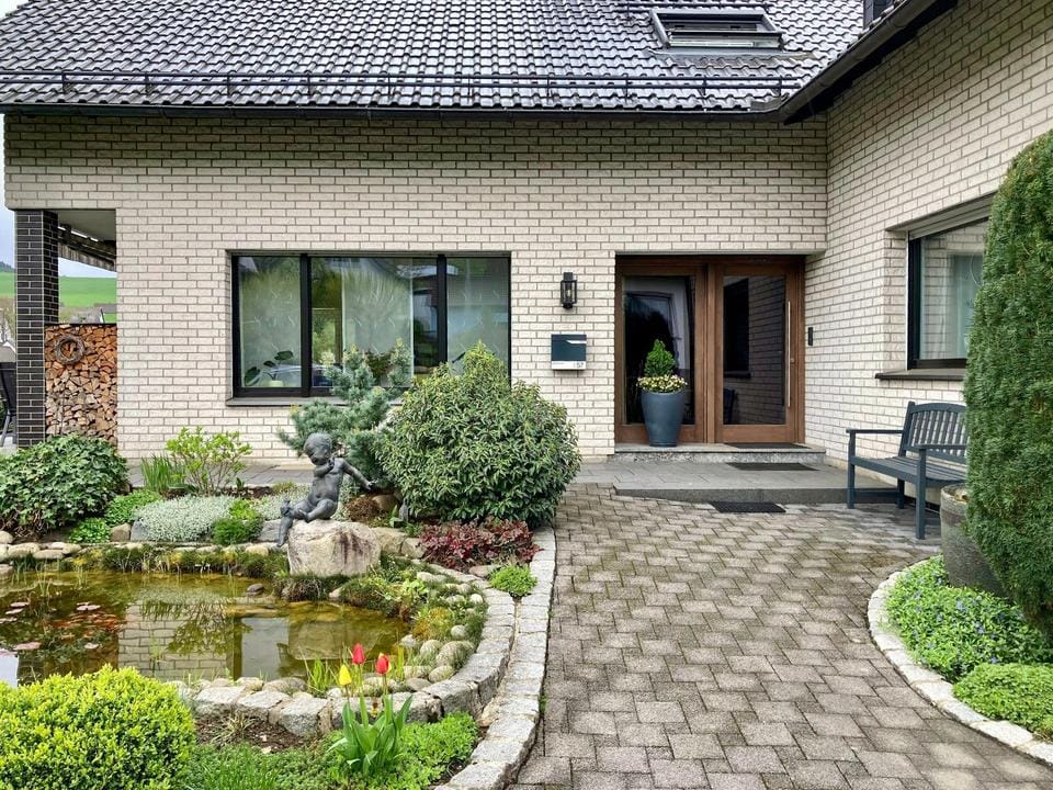 Immobilie in Sundern - Einfamilienhaus/ Generationenwohnen mit vielen Möglichkeiten - Bild 0