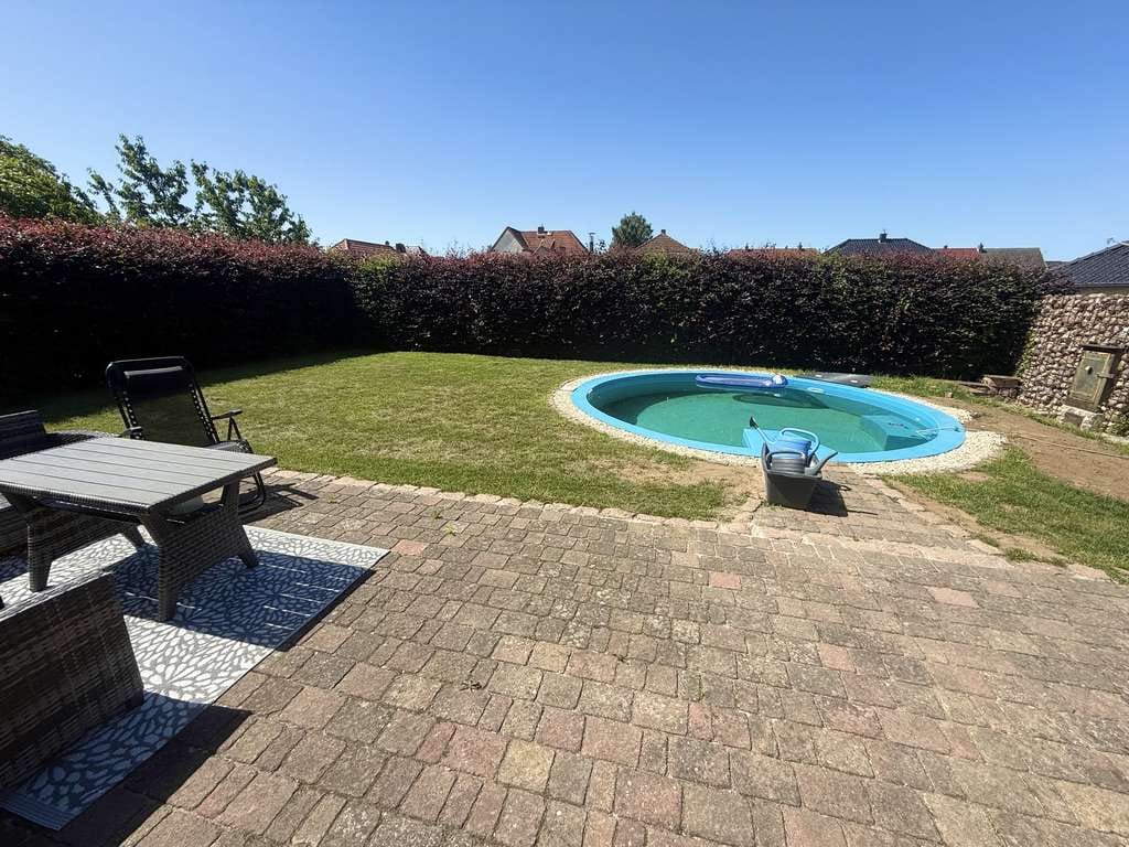 Immobilie in Neukloster - Modernes Einfamilienhaus mit Bungalow, Pool und großzügigem Grundstück in ruhiger Wohnlage...!!! - Bild 3