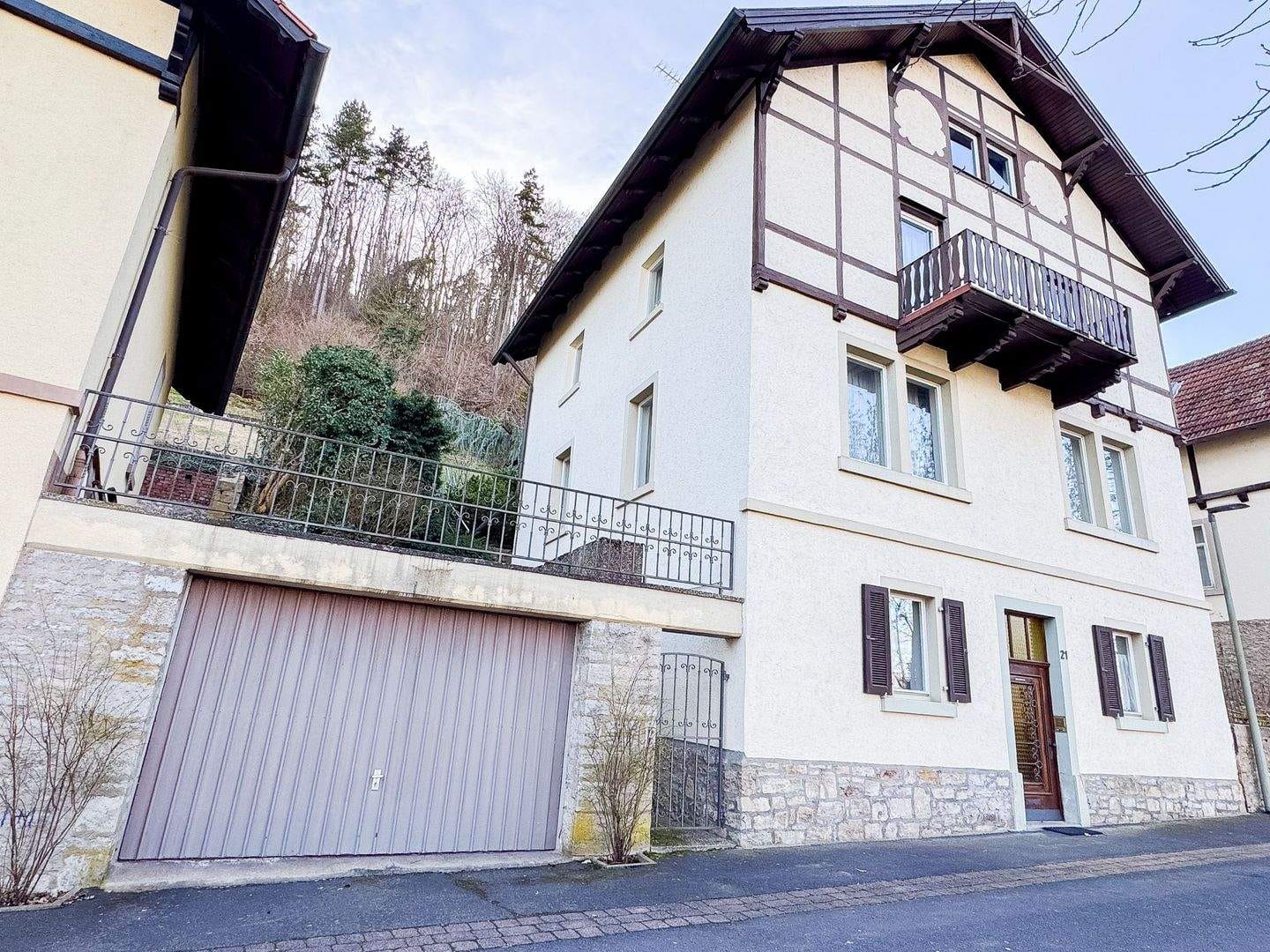 Immobilie in Zell am Main - +++ Großzügiges Raumwunder mit viel Charme, Potential und Weitblick +++  - Bild 0