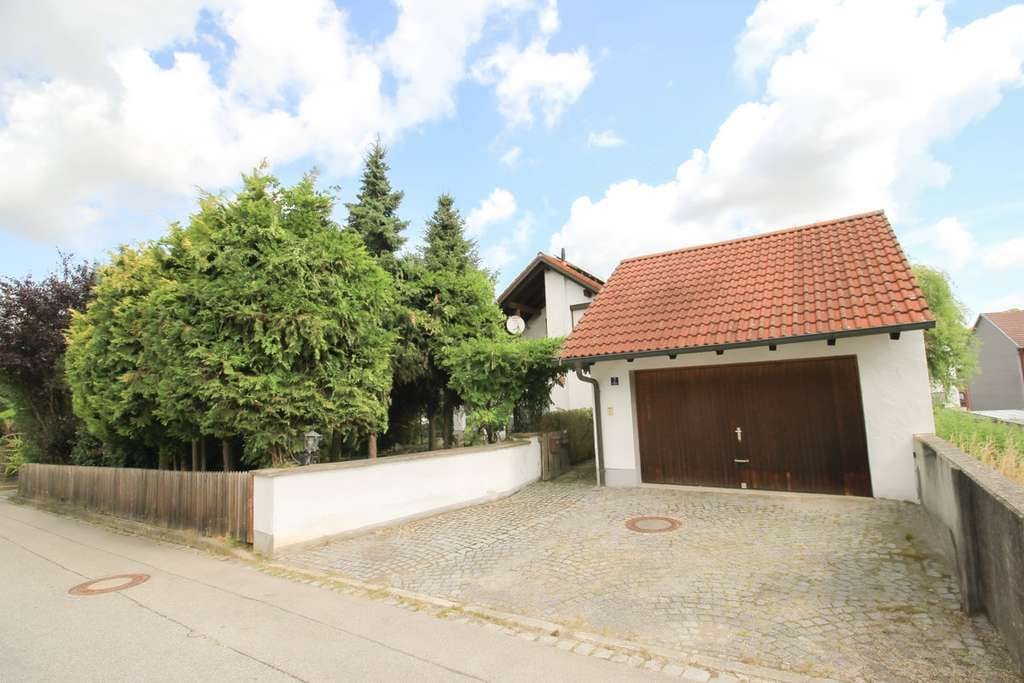 Immobilie in Ergoldsbach - Familienfreundliches Einfamilienhaus in ruhiger Lage mit eingewachsenem Garten und Ausbaureserve - Bild 1
