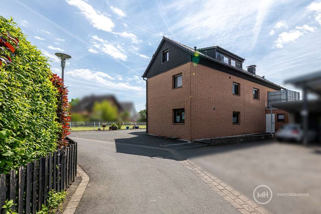 Immobilie in Hennef (Sieg) - MANNELLA *Mehr Platz fürs Leben* Gepflegtes Zweifamilienhaus mit vielseitigen Nutzungsmöglichkeiten. - Bild 1