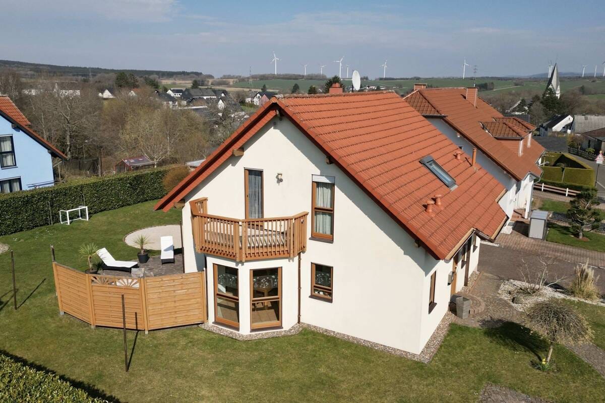 Immobilie in Reinsfeld - Gepflegtes Einfamilienhaus in Reinsfeld mit Kamin, Garten und Balkon - Bild 2