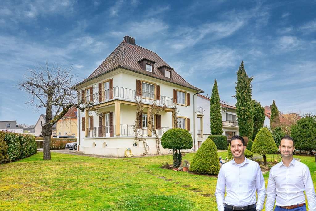 Immobilie in Kenzingen - Repräsentative Stadtvilla mit hohen Decken, edlen Dielenböden, Garage und parkähnlichem Grundstü - Bild 0