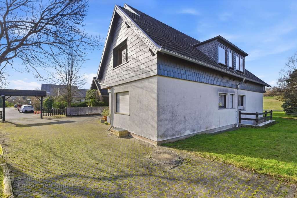 Immobilie in Bad Münstereifel - Bad Münstereifel-Langscheid: großzügiges Zweifamilienhaus mit Doppelgarage, Garten und optionalem - Bild 1