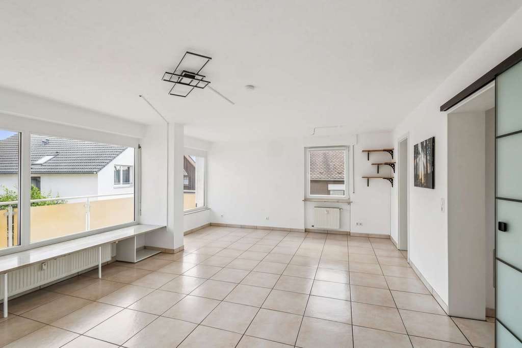 Immobilie in Freiberg am Neckar - Helle 3,5-Zimmer-Wohnung mit großem Balkon, Garage & Stellplatz – sofort verfügbar - Bild 2