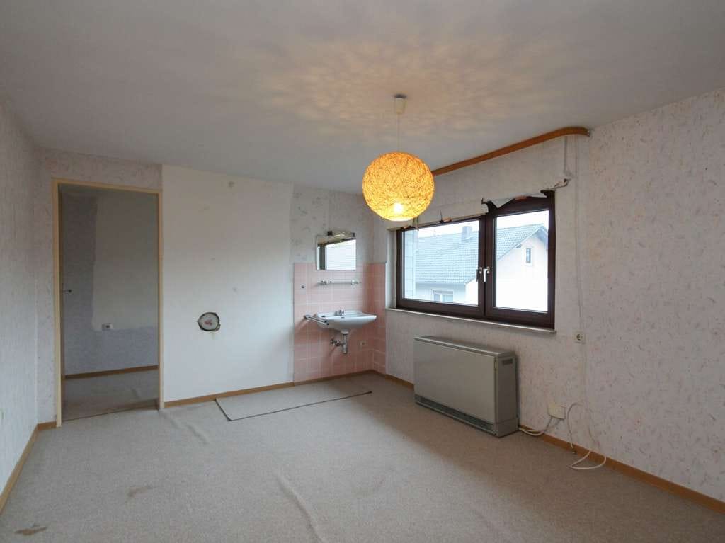 Immobilie in Freiensteinau - Einfamilienhaus mit großem Grundstück, idyllischen Grünflächen, Scheunen und Garagen in Freiensteina - Bild 3