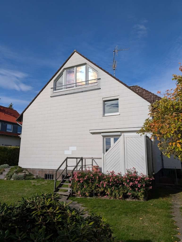Immobilie in Wennigsen (Deister) - Attraktives Dreifamilienhaus in Ortsrandlage von Bredenbeck mit traumhaftem Ausblick - Bild 1