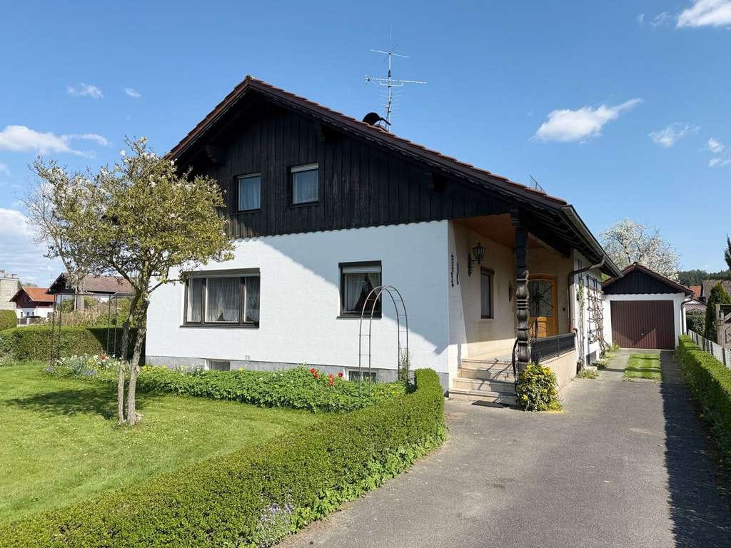 Immobilie in Triftern - Solides Einfamilienhaus mit traumhaftem Garten und Nebengebäude - Bild 1