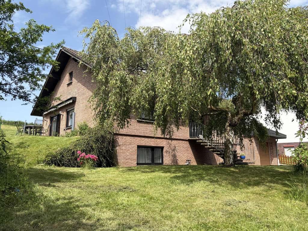 Immobilie in Asbach - Repräsentatives Einfamilienhaus mit Garten und Garage - Bild 2
