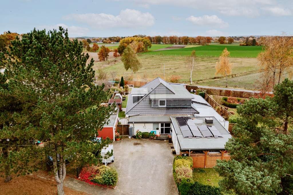 Immobilie in Schneverdingen - Ein Zuhause mit Möglichkeiten – Modernisiertes Haus mit Pool und Einliegerwohnung - Bild 1