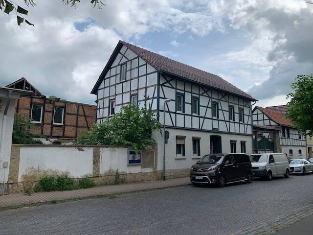 Immobilie in Erfurt - ** ehem. Gehöft: 4-Seiten-Hof mit Wohnhaus, Scheune, Garagen, Nebengebäude ** - Bild 0