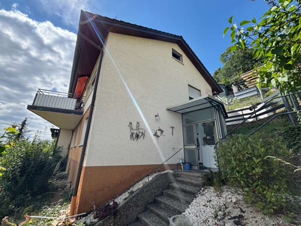 Immobilie in Niefern-Öschelbronn - Ruhige Hanglage mit Ausblick – Doppelhaushälfte mit Balkon, Terrasse & Garten - Bild 1