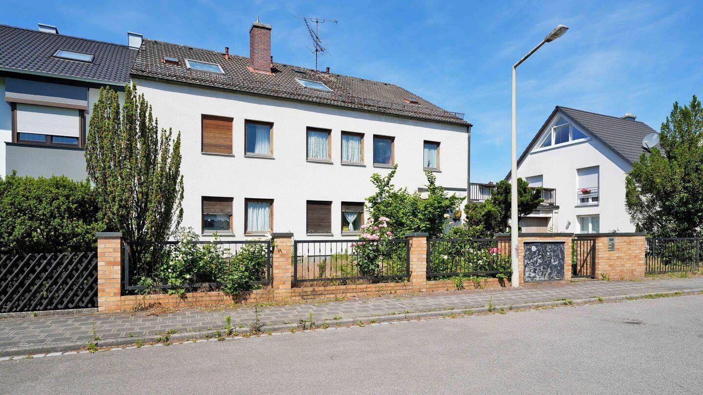 Immobilie in Nürnberg - Ruhig gelegenes Zweifamilienhaus mit Doppelgarage in Thon (sanierungsbedürftig) - Bild 0