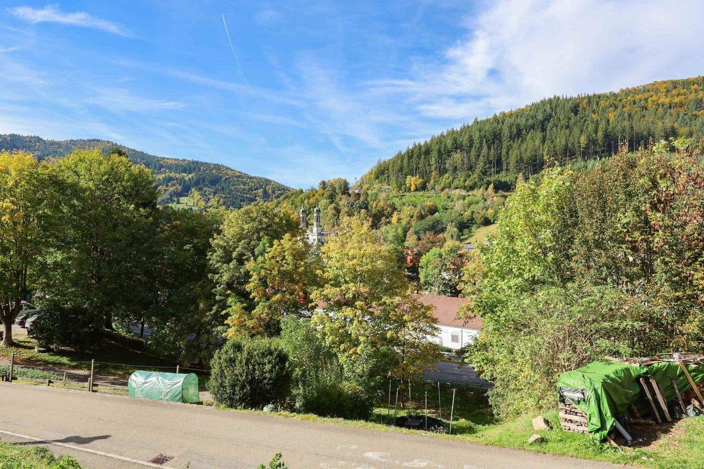 Immobilie in Todtnau - Charmantes Ein- oder Zweifamilienhaus mit Aussichtslage in Todtnau - ideal als Wohn- oder Ferienhaus - Bild 1