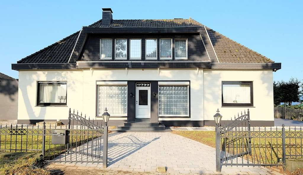Immobilie in Kranenburg - Freistehendes Einfamilienhaus mit großer Garage und Wintergarten mit Panoramablick - Bild 1