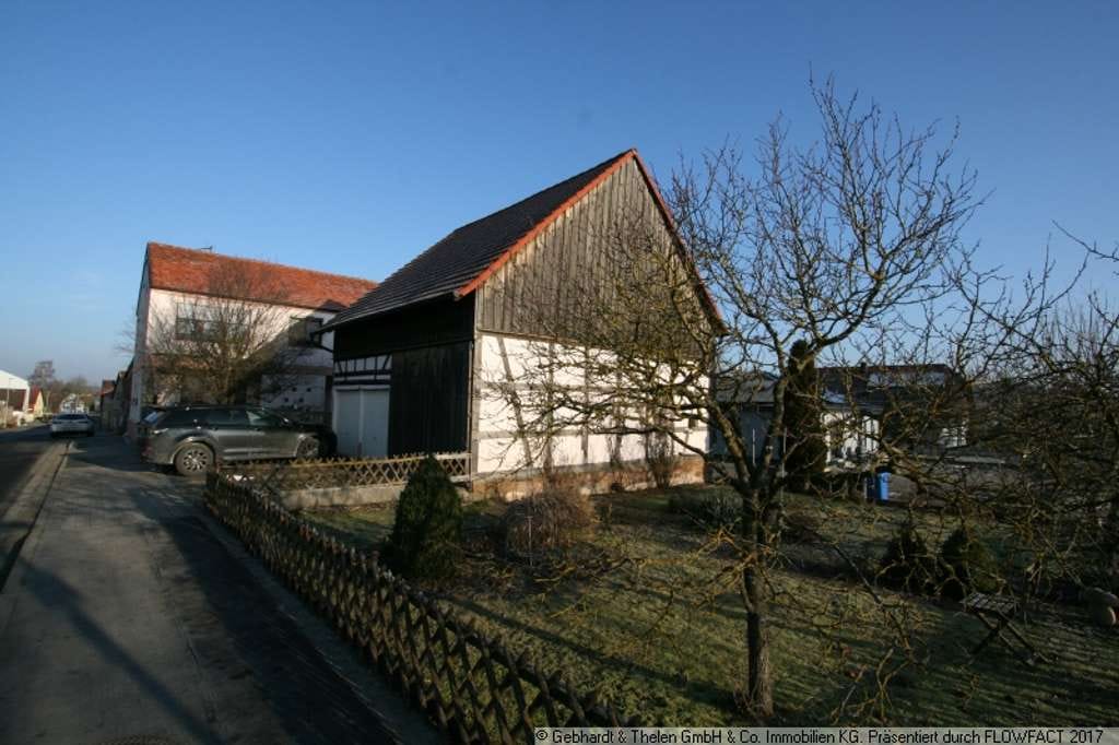 Immobilie in Bad Königshofen im Grabfeld - Einfamilienhaus mit Ausbaupotenzial, Wellnessbereich und großer Scheune - Bild 1
