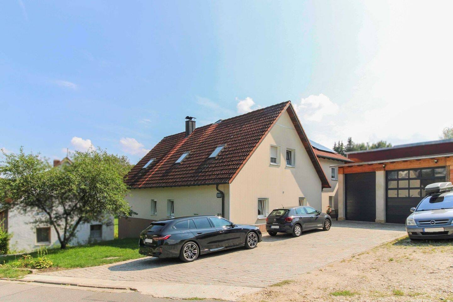Immobilie in Duggendorf - Zweifamilienhaus mit Einliegerwohnung, Gewerbehalle, Garagen, Werkstatt und Garten in ruhiger Lage - Bild 1