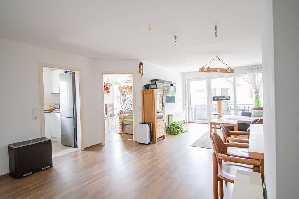 Immobilie in Pfalzgrafenweiler - Gepflegte 3-Zimmer Wohnung mit Balkon, Stellplatz und Tageslichtbad - Bild 2