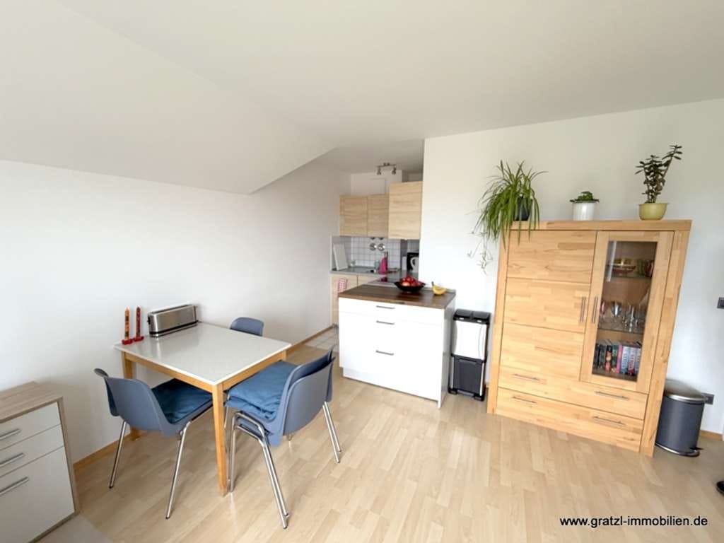 Immobilie in Neufahrn bei Freising - Charmante 2-Zimmer-Wohnung mit Südbalkon und freiem Blick im Zentrum von Neufahrn, TG & Keller inkl. - Bild 2
