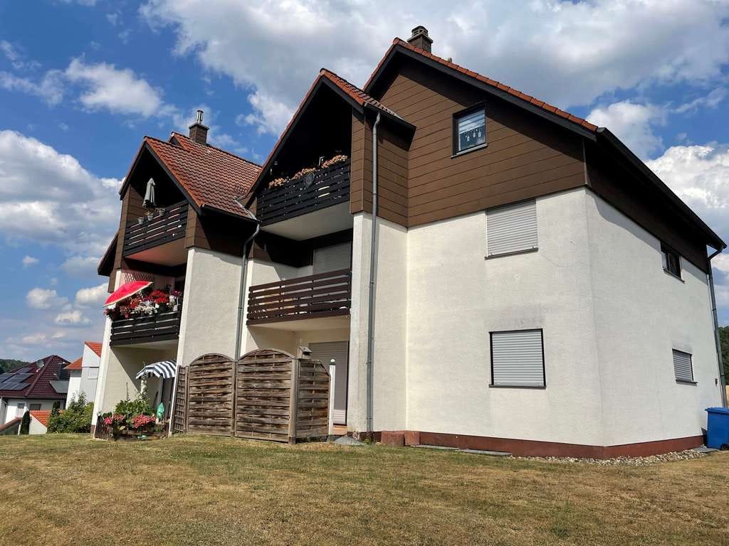Immobilie in Bebra - Dachgeschoss-Wohnung mit 55 m² im 6 Familienhaus *** mit Balkon ***KfZ-Stellplatz *** Badewanne *** - Bild 0