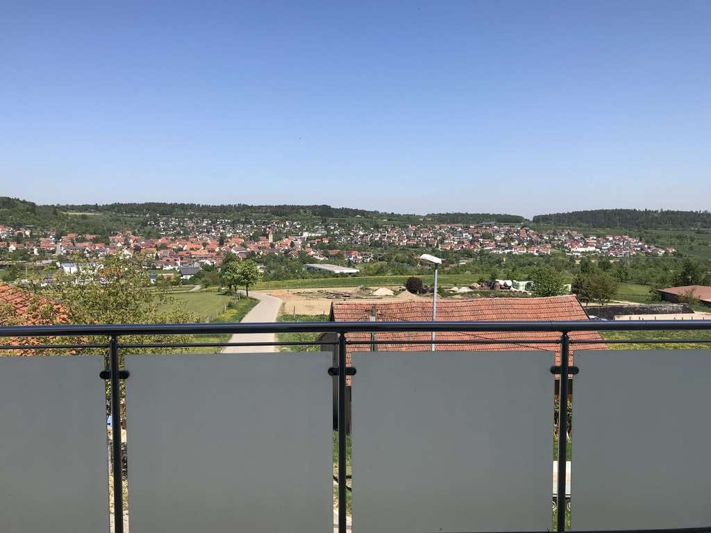 Immobilie in Simmozheim - Moderne 105 m² Maisonette: Weitblick, Solar & 2 TG-Boxen in Simmozheim - Bild 0