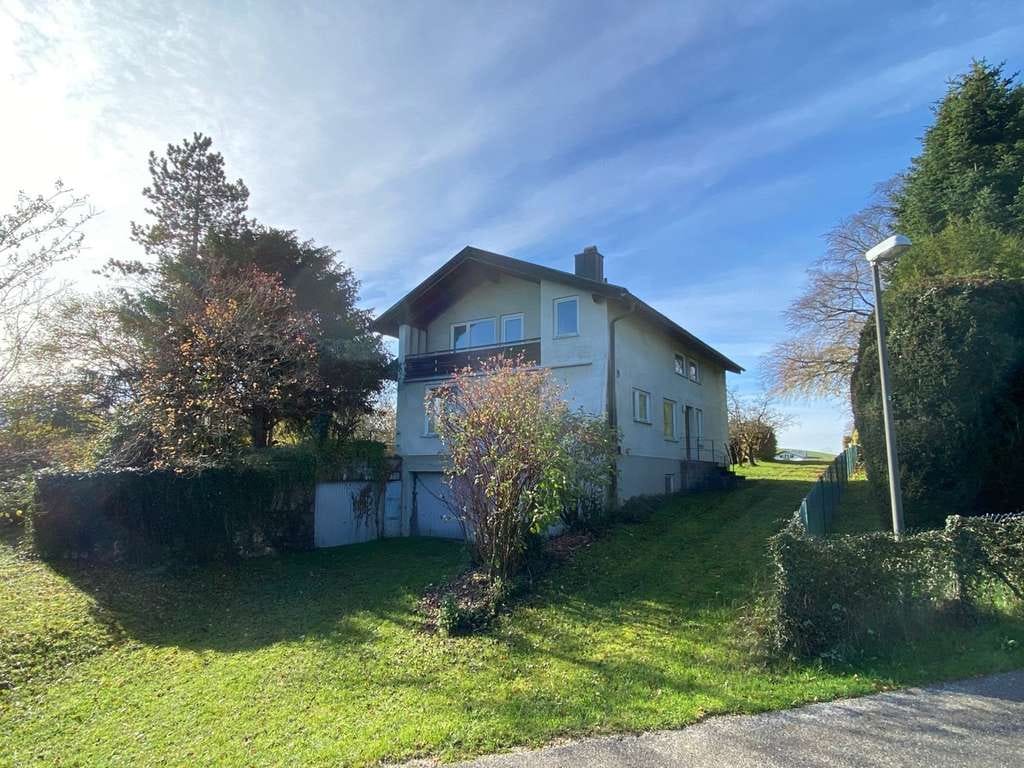 Immobilie in Rimsting - Prien am Chiemsee: Älteres EFH m. ca. 1.650 m2 Grund in herrlicher Randlage m. Berg- u. Seeblick! - Bild 2