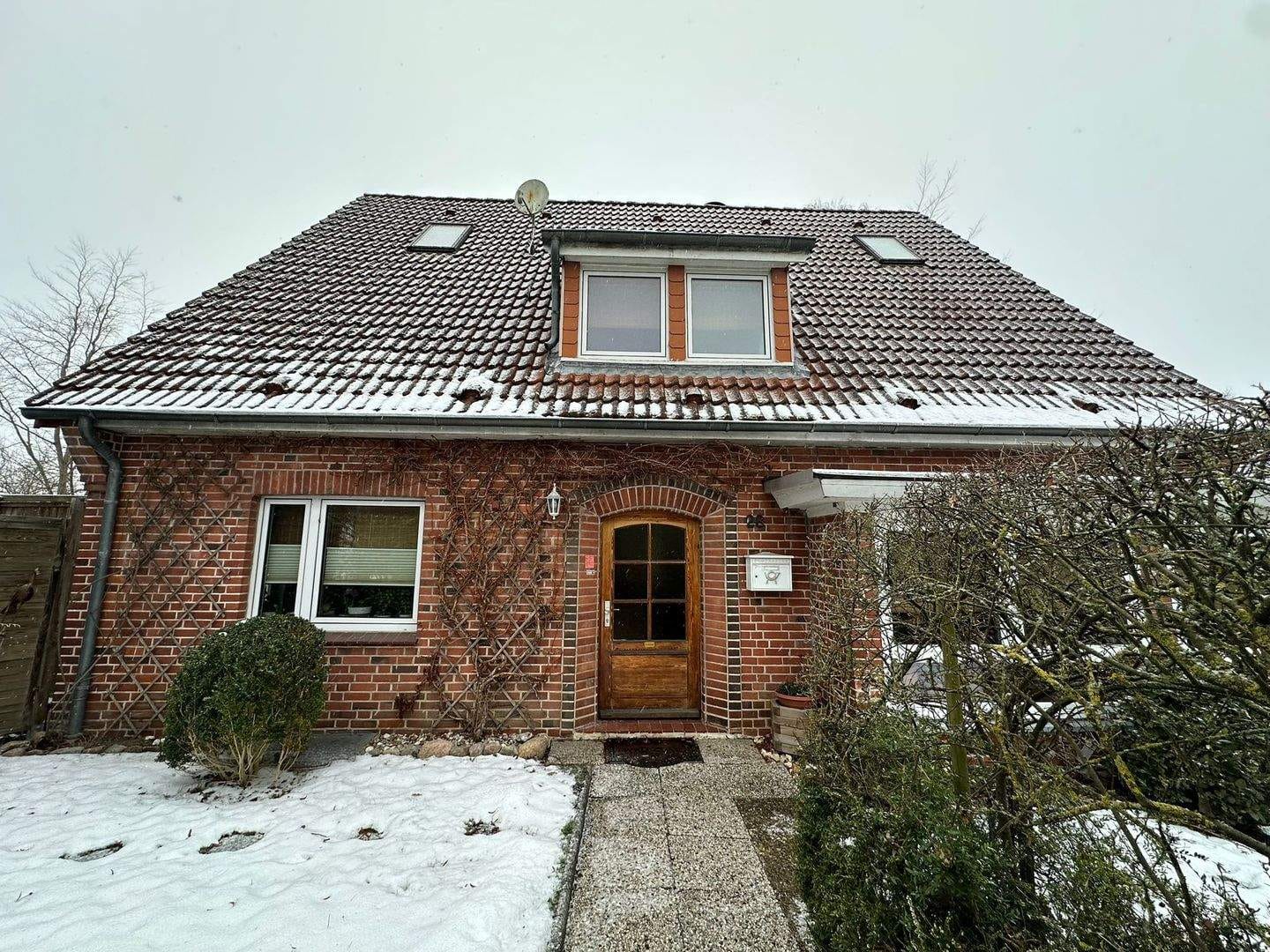 Immobilie in Lensahn - Raum für Familie und Ideen: großzügiges Einfamilienhaus mit kleinem Garten und Doppelgarage - Bild 1