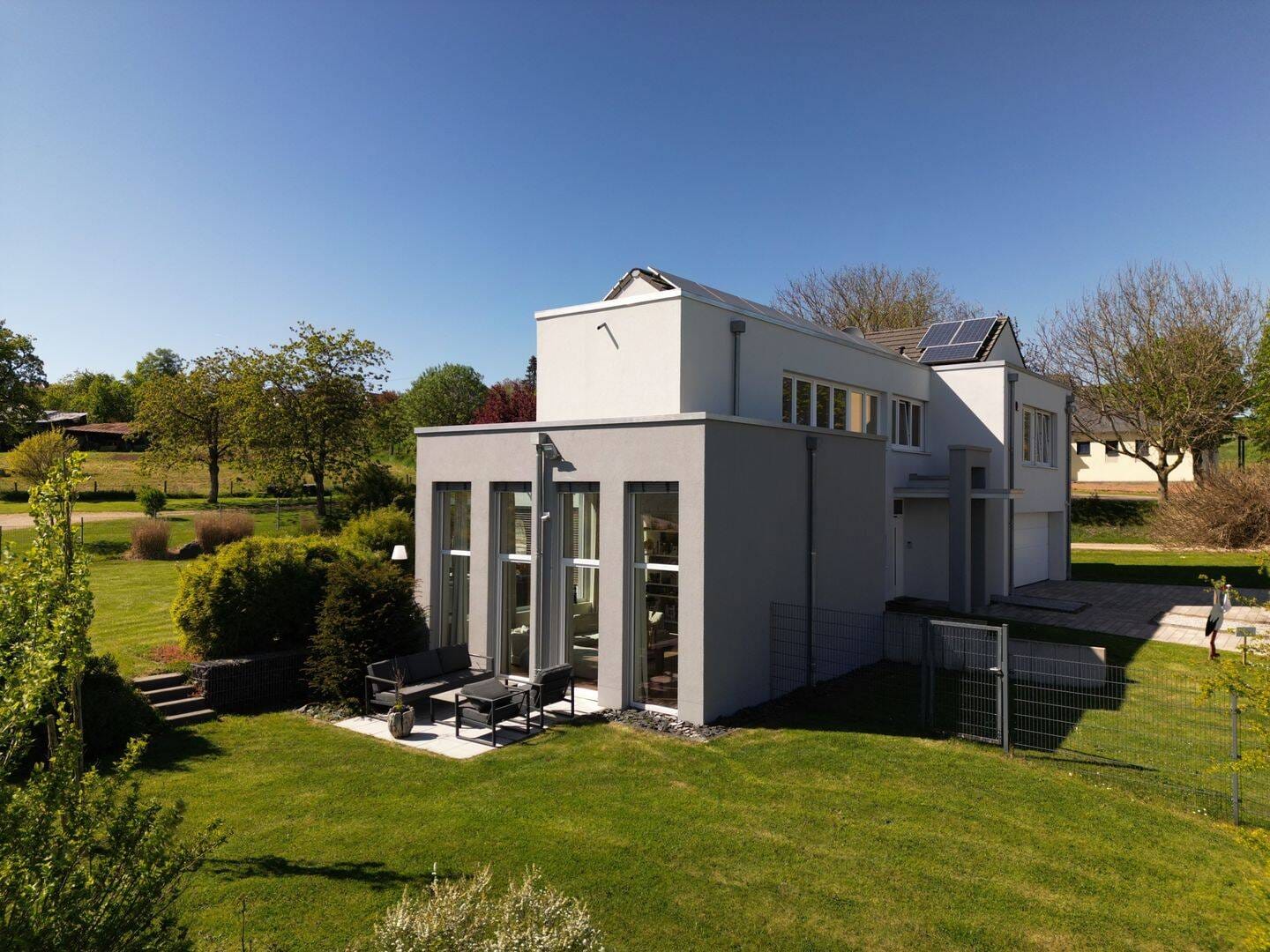 Immobilie in Oberweiler-Tiefenbach - Architektenvilla I Riesiges Sonnengrundstück I Energieeffizienz - Bild 2