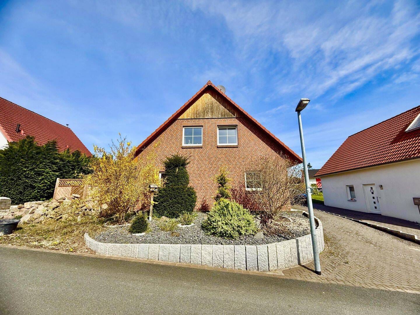 Immobilie in Emmerthal - Ruhiges Wohnen in Amelgatzen - Familienfreundliches Einfamilienhaus mit Doppelgarage, großem Garten und moderner Ausstattung - Bild 3