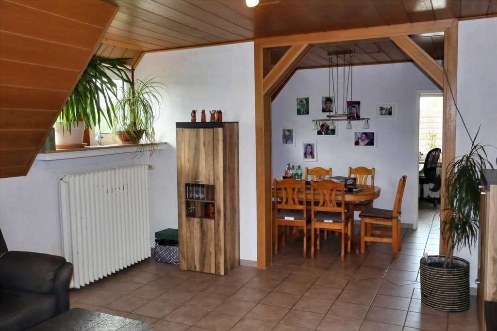 Immobilie in Hiddenhausen - All-Inclusive-Wohnung auf 2 Etagen mit 5 Zimmern, Garten, Garage, Carport ! - Bild 1