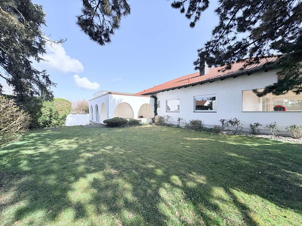 Immobilie in Ergolding - Besonderes Architektenhaus im Bungalow-Stil – großzügig, ruhig & zentral - Bild 1