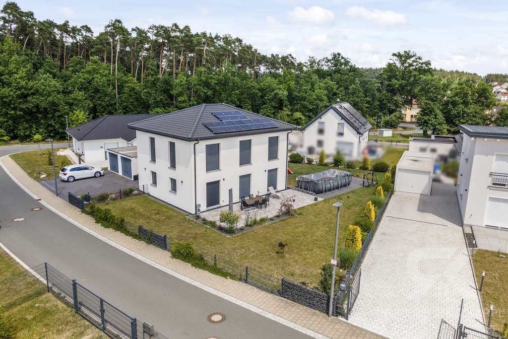 Immobilie in Grafenwöhr - Neuwertiges (Ein)Familienhaus mit KfW-40-Plus-Standard, PV-Anlage und sonnigem Südwestgarten - Bild 1