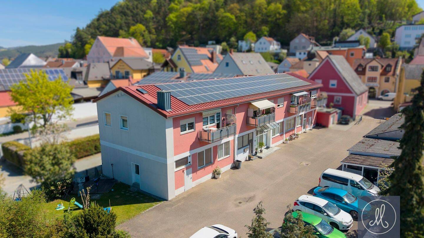 Immobilie in Regenstauf - Mehrfamilienhaus mit starker Rendite und enormem Entwicklungspotenzial in Regenstauf - Bild 1