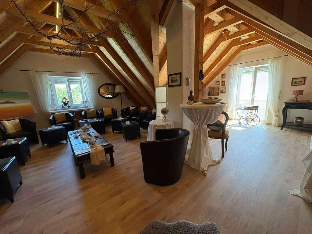 Immobilie in Wiesenttal - Hochwertiges Einfamilienhaus mit Atelier, Garagengebäude und angrenzender Naturfläche - Bild 2