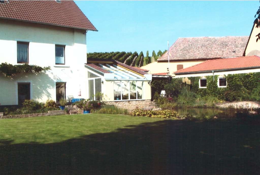 Immobilie in Großkarlbach - Außergewöhnliches Wohnhaus in ehemaliger Mühle mit Pool, großem Garten und Bachlauf – provisionsfrei - Bild 2