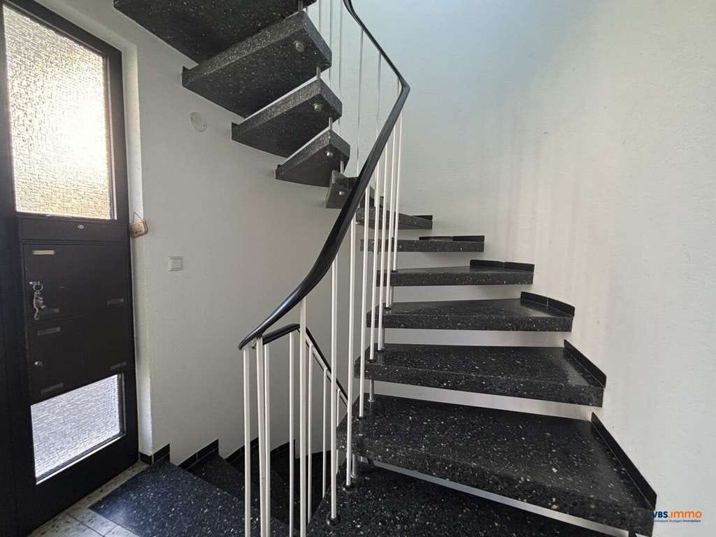 Immobilie in Kernen im Remstal - Gepflegtes Einfamilienhaus mit ELW, Gewerbefläche und zwei Garagen in Rommelshausen - Bild 2