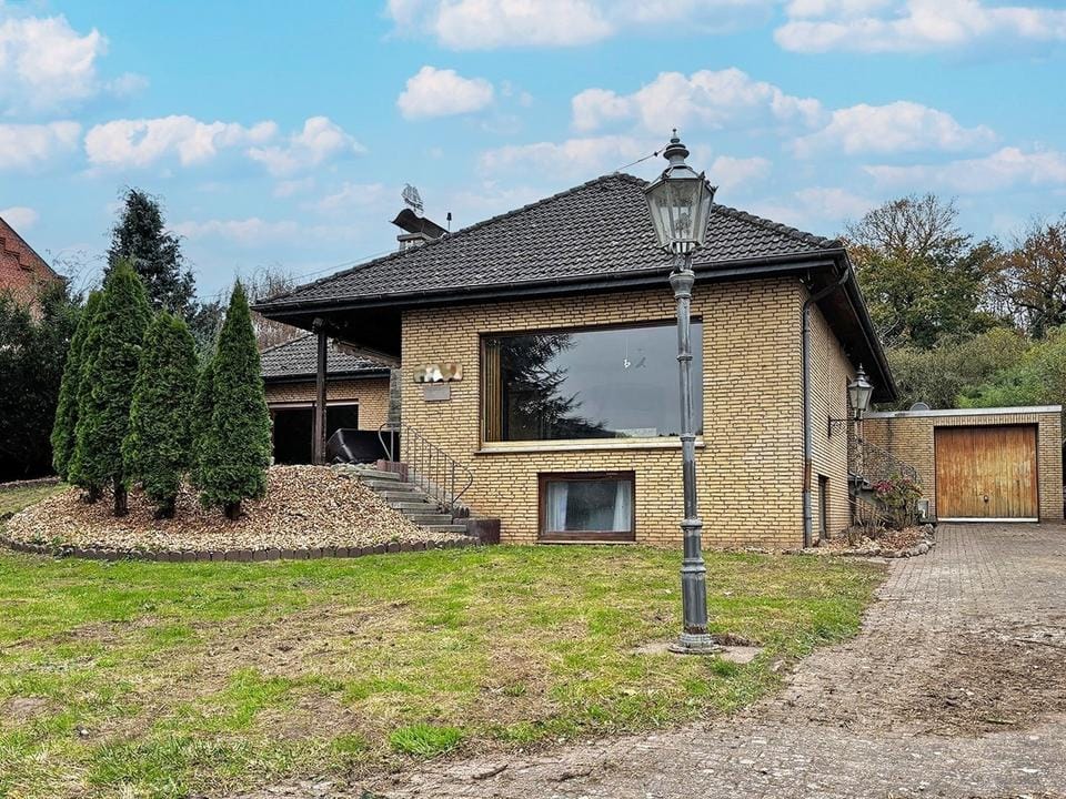 Immobilie in Bodenwerder - Idyllisches Wohnen an der Weser: Charmantes Landhaus mit Schlossblick - Bild 0