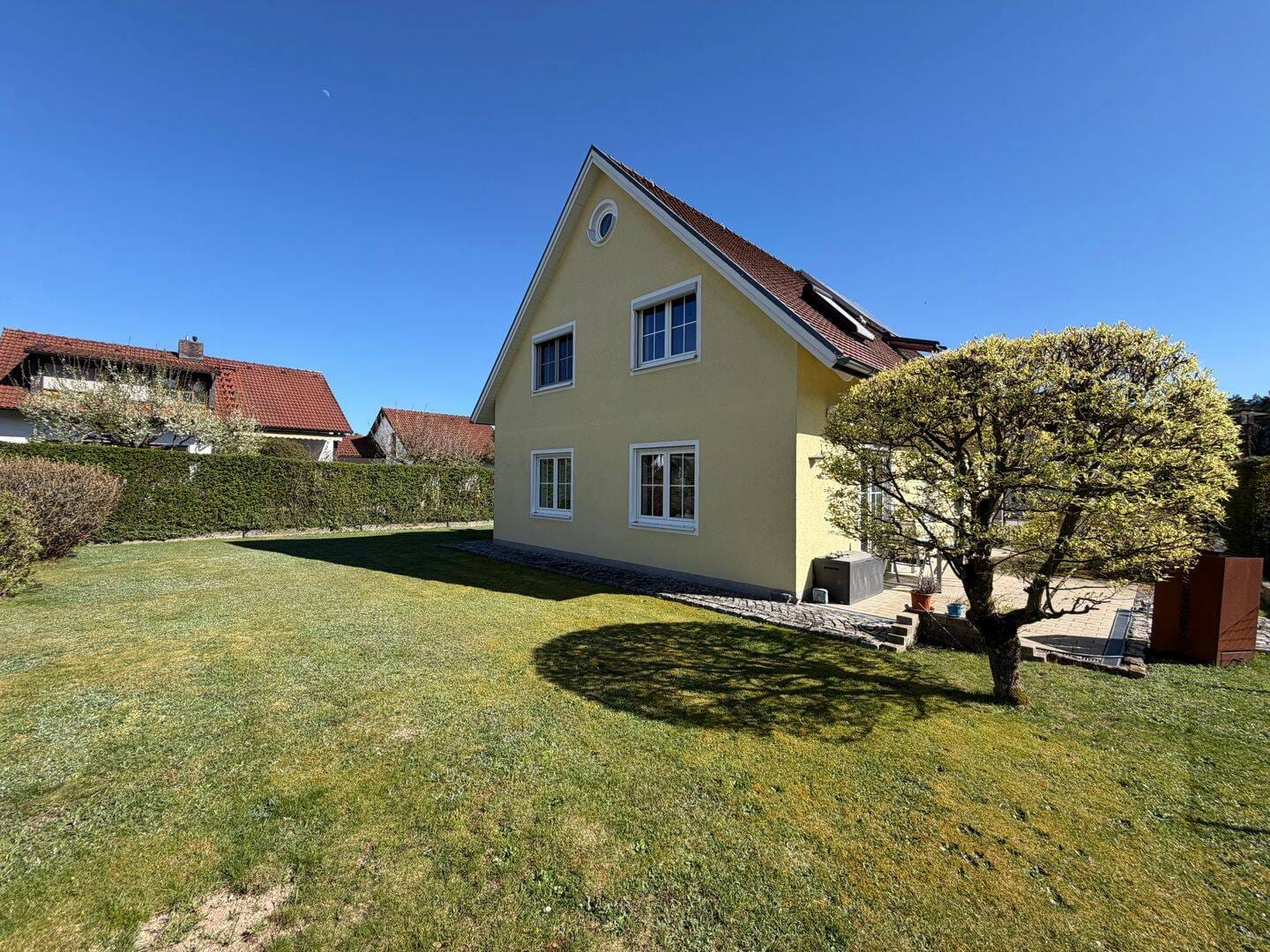 Immobilie in Altenstadt an der Waldnaab - Einfamilienhaus mit großzügigem Garten und Doppelgarage in hervorragendem Zustand - Erbbaugrundstück mit 70 Jahren Restlaufzeit - Bild 2