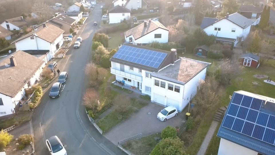 Immobilie in Herborn - Zweifamilienhaus- zwei Wohneinheiten-  mit Doppelgarage, Wintergarten und Garten in 35745 Herborn OT - Bild 0