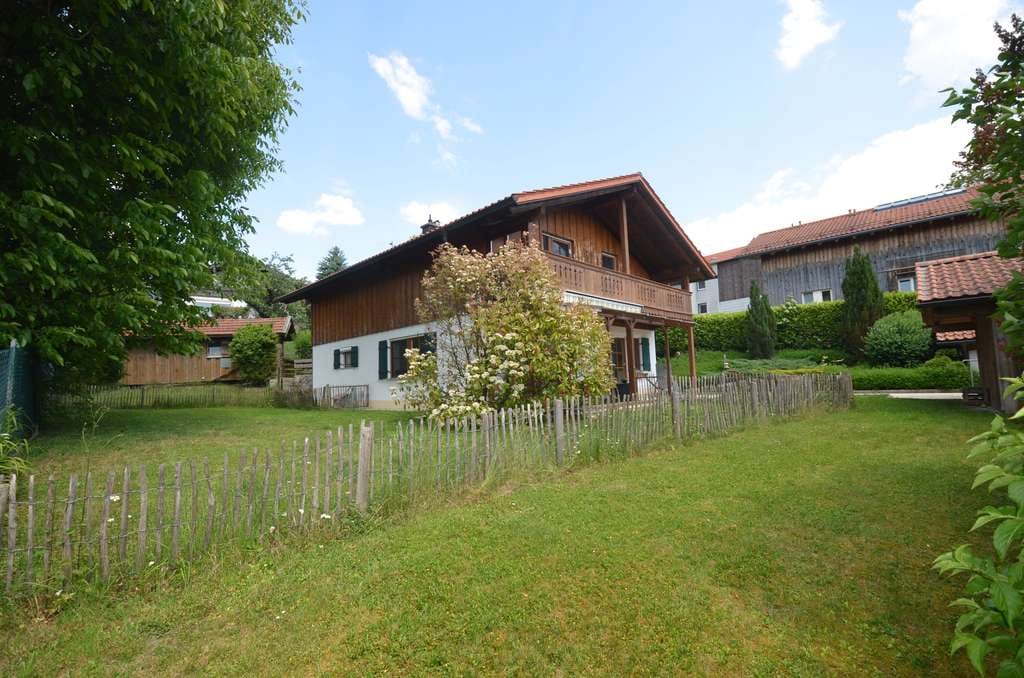 Immobilie in Nußdorf - Charmantes Einfamilienhaus mit großzügigem Garten, Garage und großem Carport in Nußdorf am Chiemsee - Bild 3