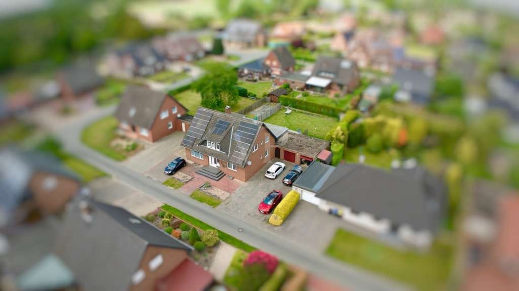 Immobilie in Lähden - Zukunftsfähig wohnen: Modernisiertes Zweifamilienhaus mit großzügigem Grundstück - Bild 0