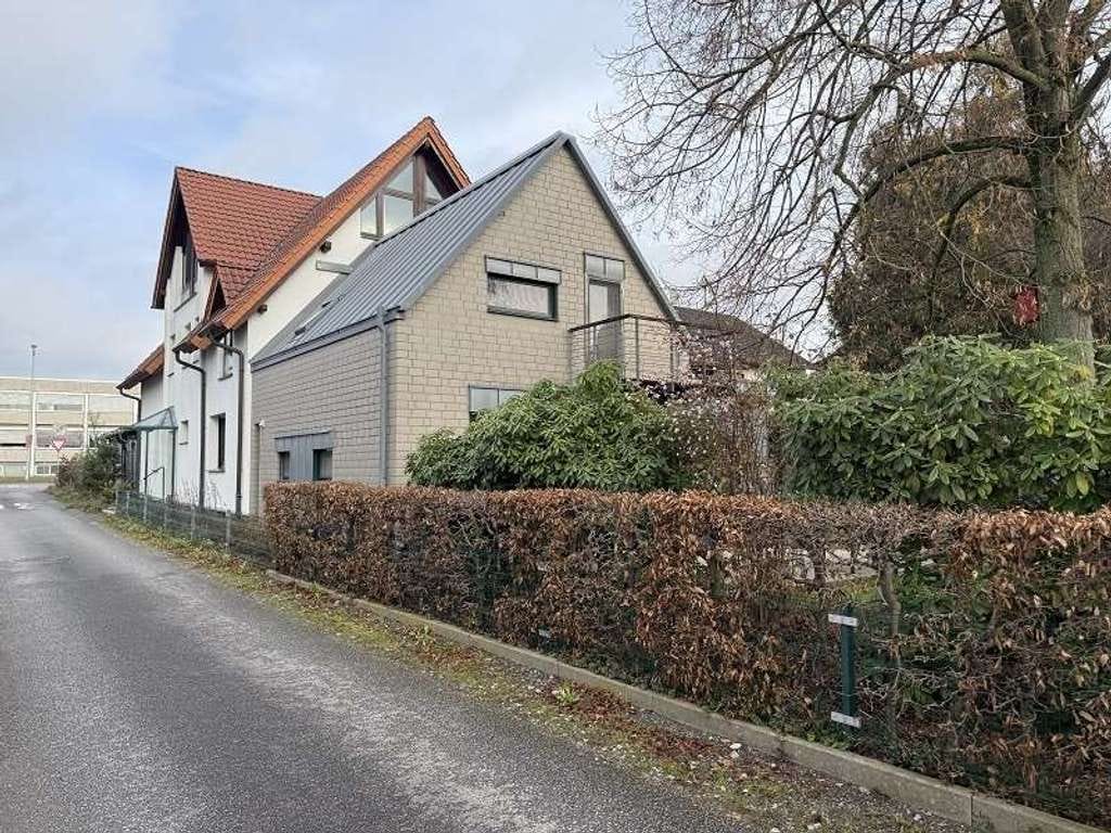 Immobilie in Hövelhof - Mehrfamilienhaus auf großem Grundstück in zentraler Lage von Hövelhof - Bild 1