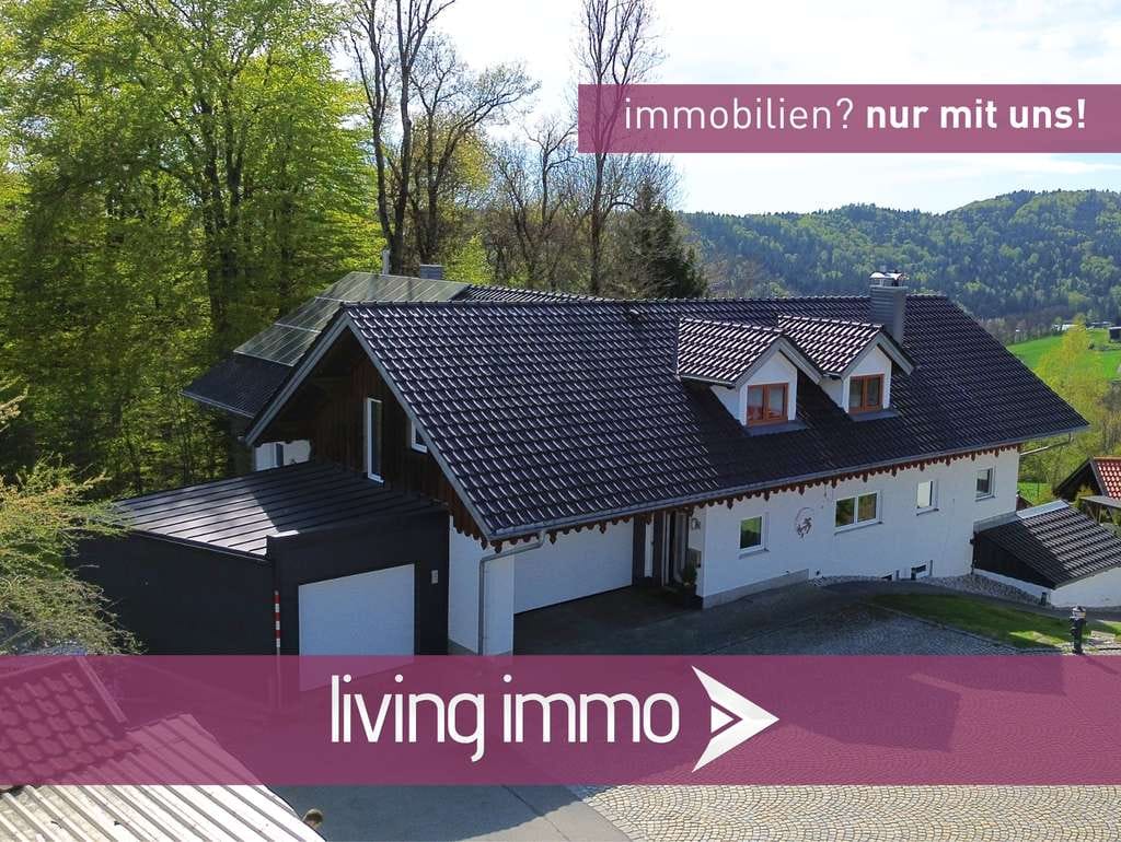 Immobilie in Waldkirchen - Einfamilienhaus mit Einliegerwohnung – PV & Solarthermie, Doppelgarage - Ruhe pur mit Fernblick - Bild 0