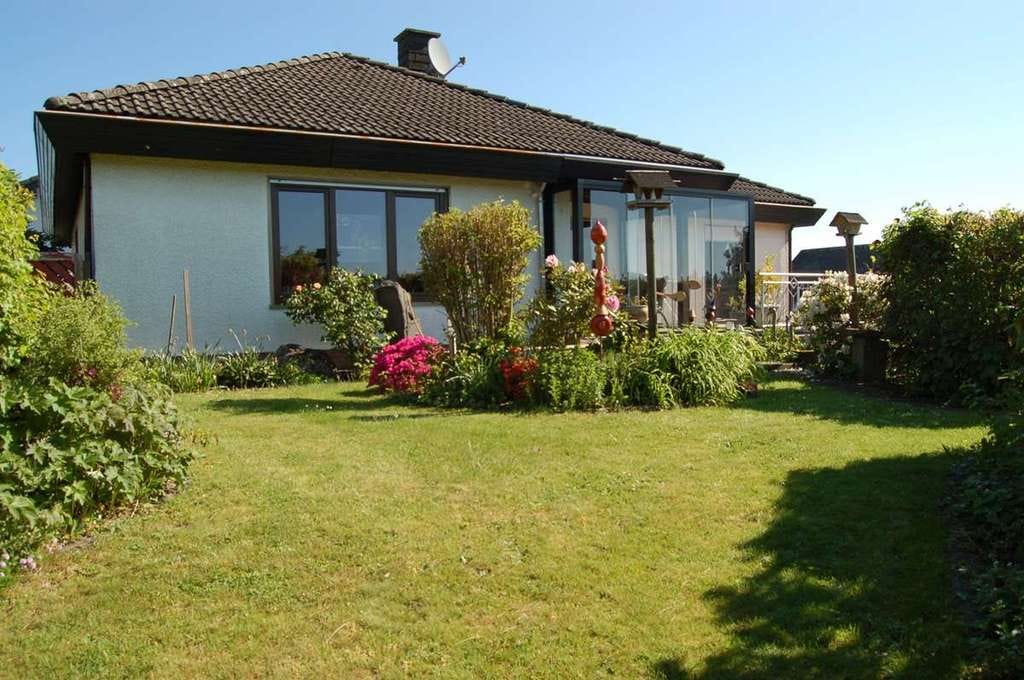 Immobilie in Kaisersesch - "IHR NEUES FAMILIENPARADIES – BEVORZUGTE STADTLAGE TRIFFT GARTENIDYLLE & FERNSICHT" - Bild 0
