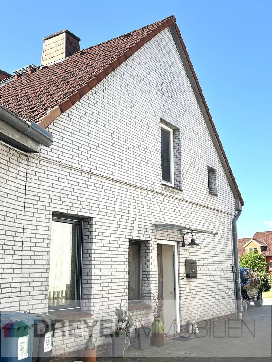 Immobilie in Reinfeld - Mehrfamilienhaus mit 9 Einheiten, Garten, Stellplätzen und Garagen - Bild 1